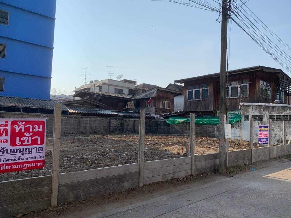 For SaleLandBang kae, Phetkasem : Empty land, already filled, near The Mall Bang Khae. Located next to the townhome project, near the MRT Bang Khae station.
