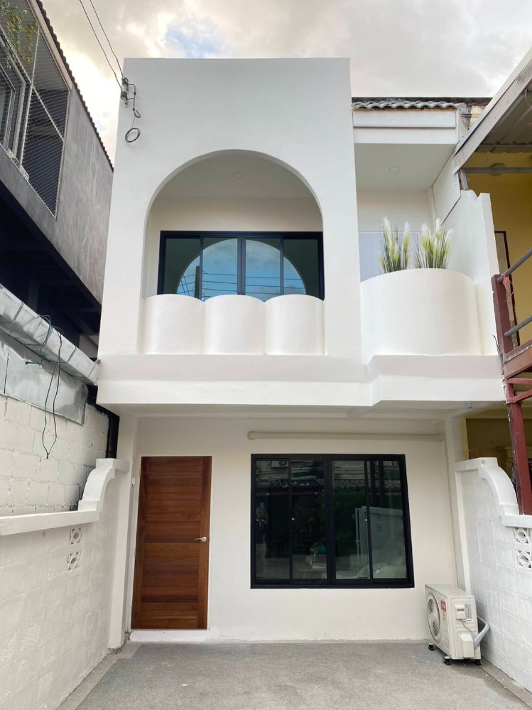 For SaleTownhouseChiang Mai : Townhouse in a prime location, convenient transportation, near Central Festival Chiang Mai and Thep Phanom Hospital.