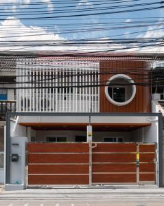 ขายทาวน์เฮ้าส์/ทาวน์โฮมรัชดา ห้วยขวาง : ทาวน์โฮม Moon House รัชดา 18 พื้นที่ 26 ตร.ว. DBH-S030