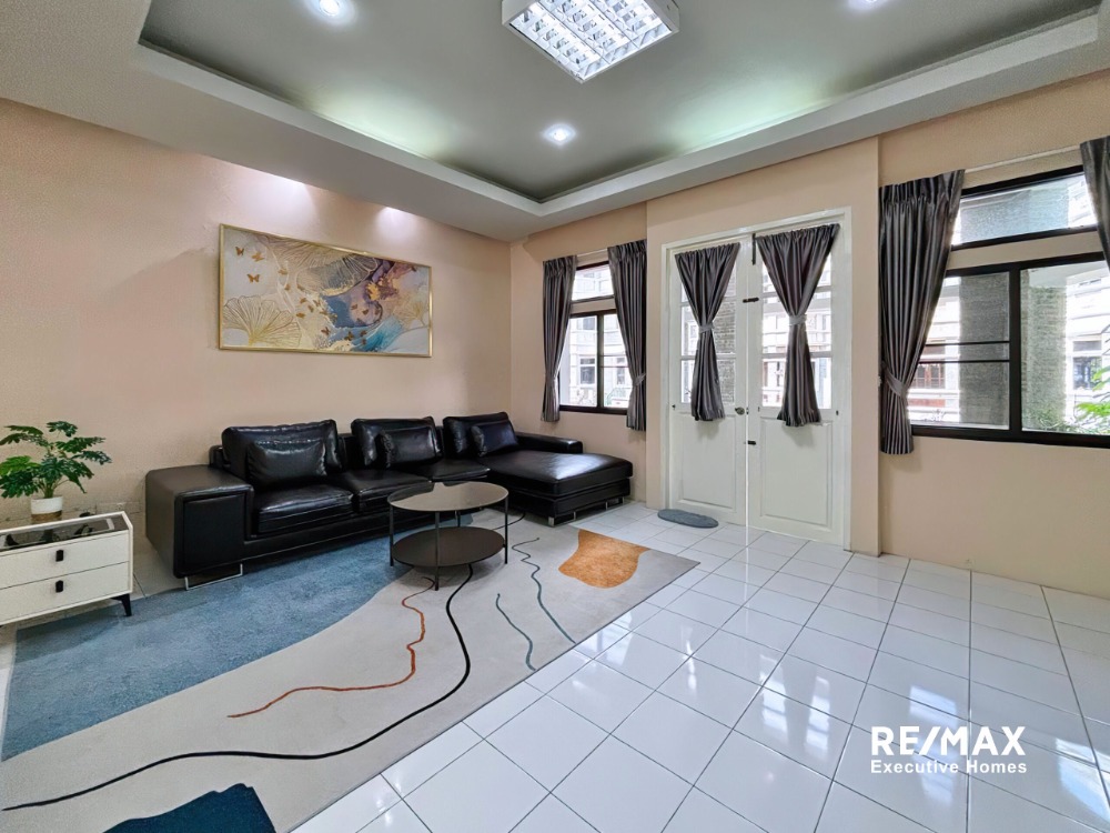 For RentTownhouseSukhumvit, Asoke, Thonglor : Great Chance to live in a beautiful 🐶𝐏𝐄𝐓 𝐅𝐑𝐈𝐄𝐍𝐃𝐋𝐘🐱 Townhouse not far from Srinakharinwirot University.