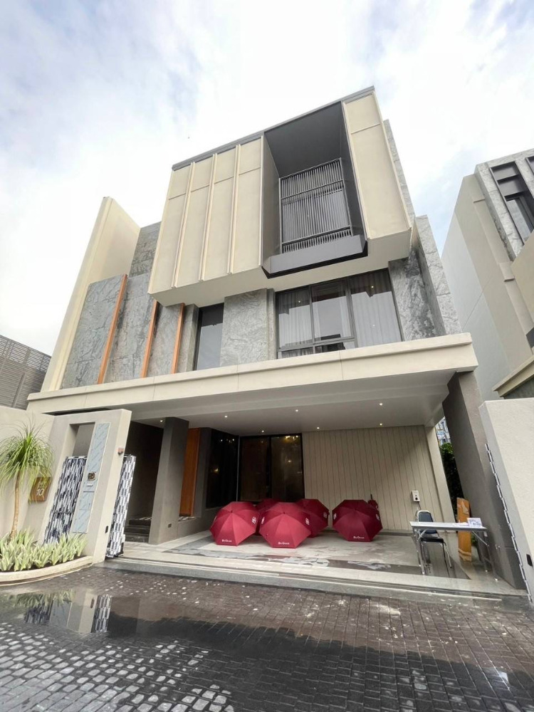 ขายบ้านพัฒนาการ ศรีนครินทร์ : Bugaan Pattanakarn: 69-101sqwah 417 sqm. 4bed 5bath from 65,000,000 Am: 0656199198