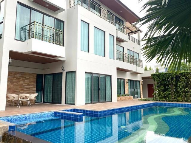 For RentHouseLadkrabang, Suwannaphum Airport : 3-story detached house for rent, Perfect Masterpiece Rama9, Rama 9 area with private swimming pool, near Airport link Hua Mak station.