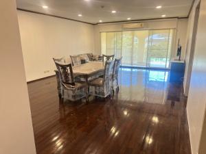 ขายคอนโดสุขุมวิท อโศก ทองหล่อ : 198sqm Spacious Peaceful 3 bedrooms Condo for Sale at Silver Heritage