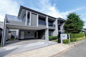 ขายบ้านพัฒนาการ ศรีนครินทร์ : เศรษฐสิริ กรุงเทพกรีฑา 2 แปลงติดสวน ติดรร นานาชาติ🏠Setthasiri-Krungthep Kreetha 2 ประเภท : บ้านเดี่ยว 2 ชั้นพื้นที่ใช้สอย : 273 ตรม.ขนาดที่ดิน : 82.20 ตรว..ตำแหน่ง : ซอยกรุงเทพกรีฑา 15/1 และซอยรามคำแหง 68 (เข้าออกได้ 2 ทาง).จำนวนห้อง : 4 ห้องนอน 5 ห้องน้ำ