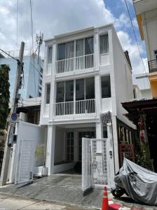 For SaleTownhouseRama9, Petchburi, RCA : K1508 Selling at a loss, 3-story townhouse, large size 32.6 sq m., 3 bedrooms, 5 bathrooms, near University of the Thai Chamber of Commerce.