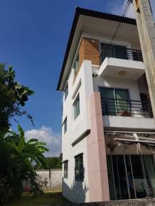 For RentHome OfficeOnnut, Udomsuk : RT823 Townhome for rent, 3 floors, behind the corner of the project, My Place On Nut 17, Intersection 16, size 60 sq m, parking in front of the house for 2 cars, 2 cars in the house, suitable for living and making an office.