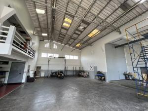 For RentWarehouseRathburana, Suksawat : RK354 Warehouse for rent Soi Suksawat 64, total usable area 360 square meters, parking for 6 cars, suitable for a warehouse or distribution center.