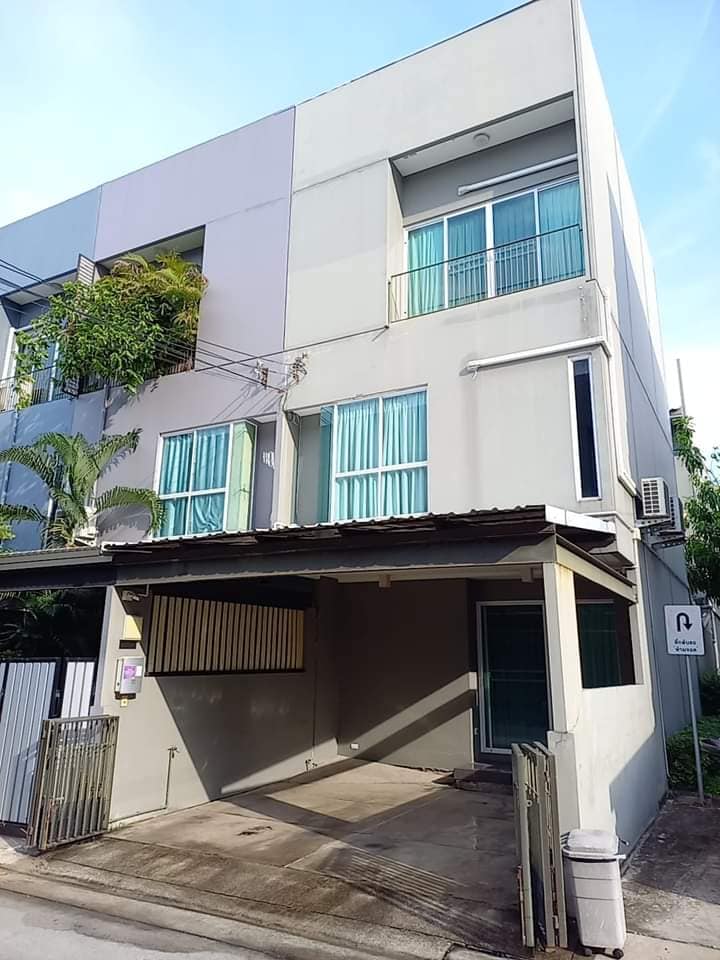 For SaleTownhousePattanakan, Srinakarin : JJ474 3-story townhome for sale, Patio Village, Soi Phatthanakan 38.
