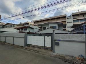 For RentHousePinklao, Charansanitwong : C1308 2-story detached house for rent, entering Soi Charan 46, about 700 meters, in front of the alley there is the MRT Bang Phlat Station, 4 bedrooms upstairs, 3 bedrooms downstairs, area 100 sq m.