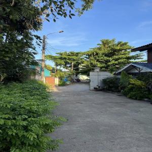 ขายที่ดินบางนา แบริ่ง ลาซาล : ขายที่ดิน 1 ไร่ พร้อมบ้าน โกดัง ซอยแบริ่ง 66 แยก 10 ต.สำโรงเหนือ อ.เมือง จ.สมุทรปราการ