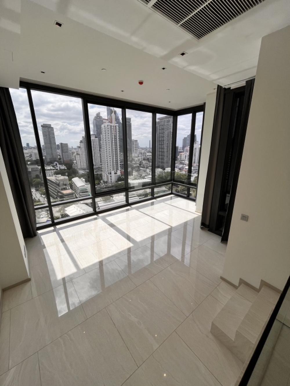 For SaleCondoSilom, Saladaeng, Bangrak : Selling cheap, price reduced 2 million, Ashton Silom Condo, next to Silom Road, Silom Intersection, near BTS Chong Nonsi 350 meters, room size 2bed 2bath 86 sq m, high floor, view of Mahanakhon Building, first hand project room, price 15,990,000 baht only