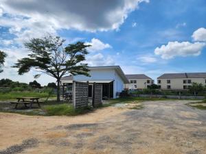 For SaleLandSriracha Laem Chabang Ban Bueng : Land for sale with buildings, Sriracha, Na Phrao Road, Chonburi.