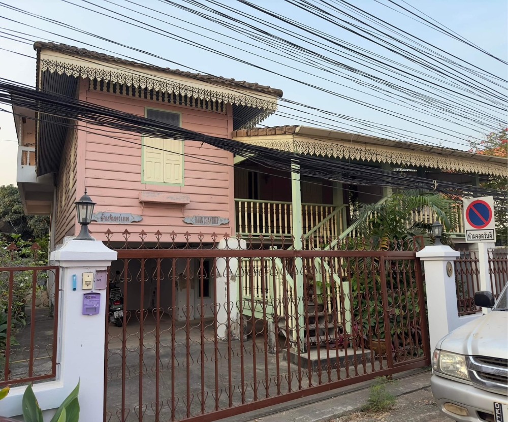 For SaleHouseMukdahan : ✅✅ Land for sale, classic ancient house. But the inside is not ordinary. Mukdahan Province (92.6 sq m.), only 300 meters from the Indochina market✅✅