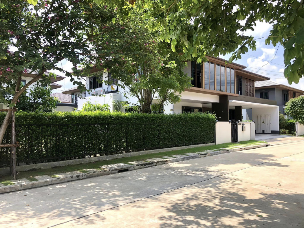For SaleHousePattanakan, Srinakarin : House for sale, Burasiri Pattanakarn, Burasiri Pattanakarn (Modern Luxury), on an area of ​​150 sq m, usable area 399 sq m, 4 bedrooms, 5 bathrooms, parking for 4 cars.