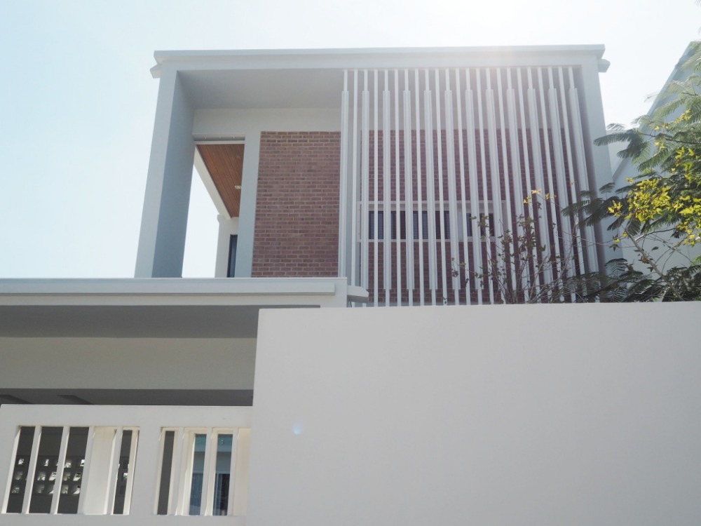 ให้เช่าบ้านเชียงใหม่ : บ้านโมเดิร์นพร้อมสระว่ายน้ำส่วนตัว ให้เช่าเดือนละ 90,000 บาท ใกล้กาดฝรั่งเพียง 5 นาที No.14H627