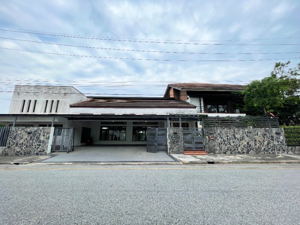 For SaleHouseChachoengsao : For sale, 3-storey luxury detached house, Wichitra Thani Project, Bangna Trat Km. 36, zone near the lake. For a superior life in the stillness Convenient travel into the city, close to Burapha Withi Expressway, Wellgrow Industrial Estate, Bang Phli, Amata