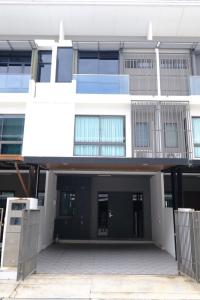 ขายทาวน์เฮ้าส์/ทาวน์โฮมเกษตร นวมินทร์ ลาดปลาเค้า : 25.6ตรว 3น4น ทาวน์โฮม 3 ชั้น แลนด์มาร์ค เอกมัย รามอินทรา