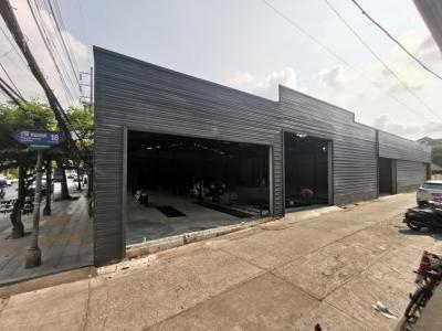 For RentWarehouseSukhumvit, Asoke, Thonglor : For rent, warehouse on Praditmanutham Road, Phra Khanong, 530 sqm.  Can be used as a car repair shop or other businesses.