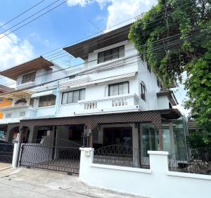 ขายบ้านอ่อนนุช อุดมสุข : >>ขายบ้านแฝด ม.ปานทิพย์ 3 ชั้น  อ่อนนุช 53  (บ้านสวย พร้อมอยู่)