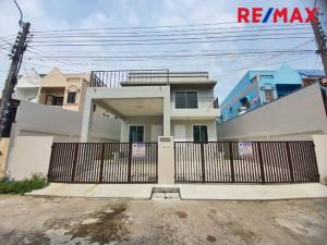 For SaleHouseThaphra, Talat Phlu, Wutthakat : For sale: 2-story semi-detached house, 30 square wah, Indra Villa Village, Kanlapapruek, project next to Kanlapaphruek Road. Convenient travel both to and from Sathorn. and go to Ekkachai Road, Bang Bon, Kanchanaphisek, near the BTS, the whole house has b