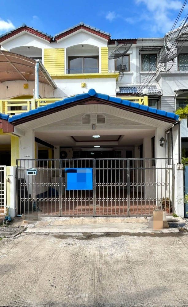 For SaleTownhousePattanakan, Srinakarin : Townhouse for sale, pet friendly, 3 bedrooms, 3 bathrooms, near The Nine, Baan Klang Muang Rama 9 Soi 43 project, fully furnished, ready to move in.