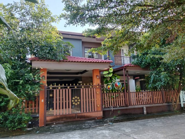 ขายบ้านปทุมธานี รังสิต ธรรมศาสตร์ : ขายบ้านเดียว 2 ชั้น  พื้นที่ 40.5 ตรว. หมู่บ้านเจริญลาภ ราคาพิเศษ โครงการน่าอยู่ ใกล้แหล่งชุมชนและสิ่งอำนวยความสะดวก ครบครัน เดินทางสะดวก ธัญบุรี  จังหวัดปทุมธานี