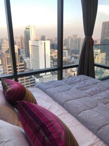For RentCondoSilom, Saladaeng, Bangrak : Urgent rent, Ashton Silom Condo, 37th floor, fully furnished. Ready to move in