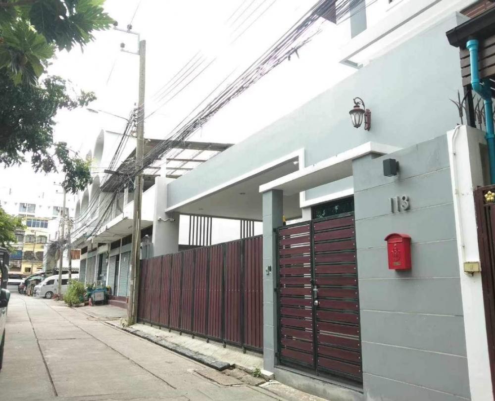 For SaleHouseRama9, Petchburi, RCA : 📍Single house for sale in the heart of the city, near the University of the Thai Chamber of Commerce, built in the whole house, Soi Prachasongkroh 27.