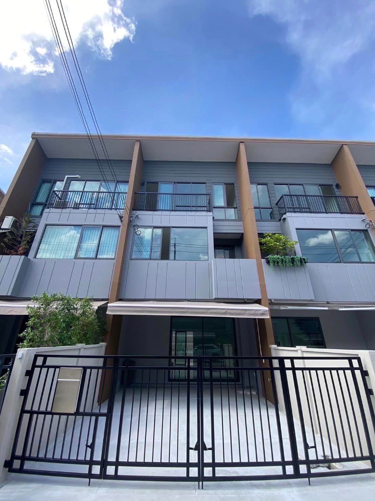 For RentTownhouseOnnut, Udomsuk : Townhome for rent, Baan Klang Muang Sukhumvit-On Nut. Beautifully decorated, air conditioned, fully furnished, 3 bedrooms, 3 bathrooms, rental price 29,000 baht per month.
