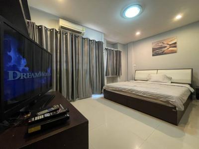 For RentTownhouseRama9, Petchburi, RCA : Townhome for rent, townhouse 170 sq m., 26 sq m, 4 bedrooms, 5 bathrooms, has a maids room, separate bathroom, 2 parking spaces.