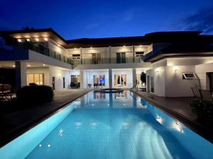 ขายบ้านบางนา แบริ่ง ลาซาล : Selling / Rental : Single mansion villa house with Pool & Jacuzzi On the golf course In Bangna , 7 Bed 7 Bath , 2 Living Room , 2 Kitchen , 2 Maid Room , 7-10 Parking Lot , 1,369 S.qm , 619 S.qw