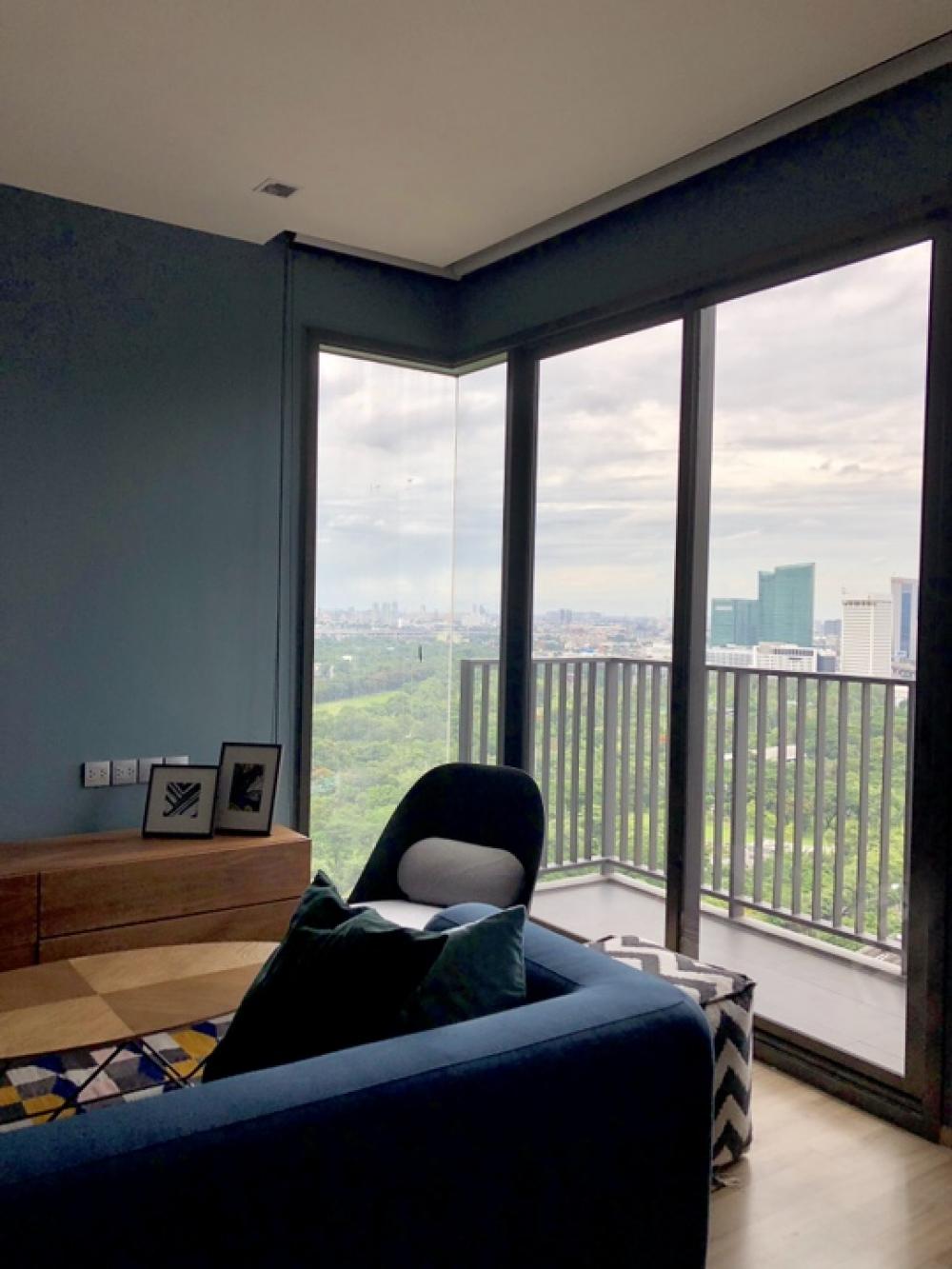ขายคอนโดสะพานควาย จตุจักร : พิเศษ Park view!  ห้องมุมชั้นสูง  the Line Jatujak-Mochit ชั้น 24  ขนาด 56.75 ตรม ตำแหน่งห้องมุม ได้วิวสวนสีเขียวเต็มๆสองด้าน วิวสวนรถไฟ สวนจตุจักร ขนาดใหญ่ จากห้องนอนทั้งสองและ ห้องนั่งเล่น ตกแต่งเรียบร้อย style modern loft พร้อมเข้าอยู่