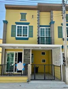 For RentTownhouseSriracha Laem Chabang Ban Bueng : House for rent in Sriracha, 2-story townhouse, corner house (Golden Town Sriracha-Kao Kilo)