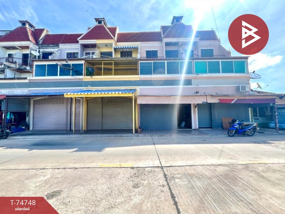 For SaleShophousePattaya, Bangsaen, Chonburi : 3 and a half story commercial building for sale near Sriracha Harbor Pier.