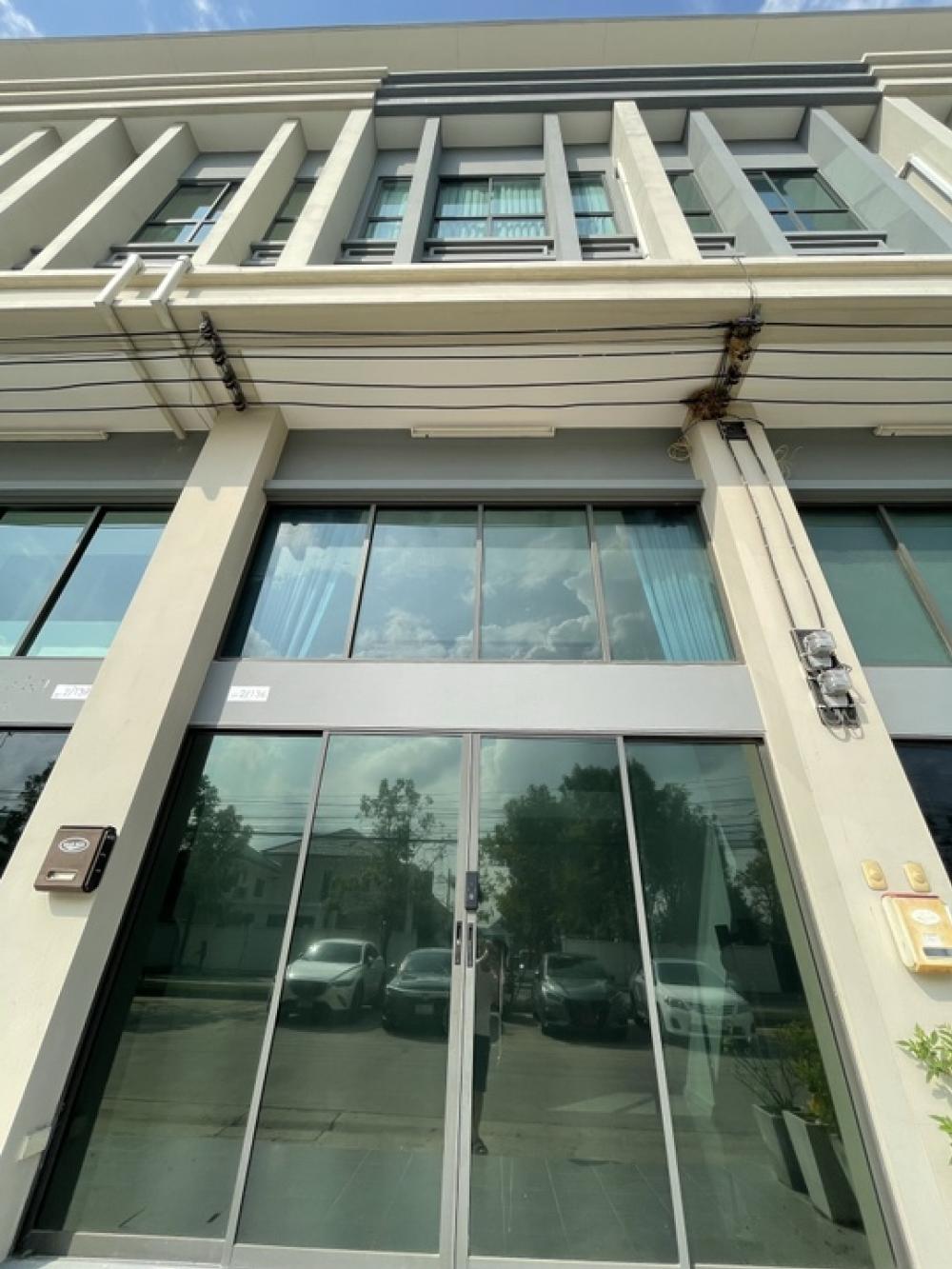 For SaleShophousePathum Thani,Rangsit, Thammasat : Commercial building for sale, Rangsit Khlong 1, at the cheapest price.