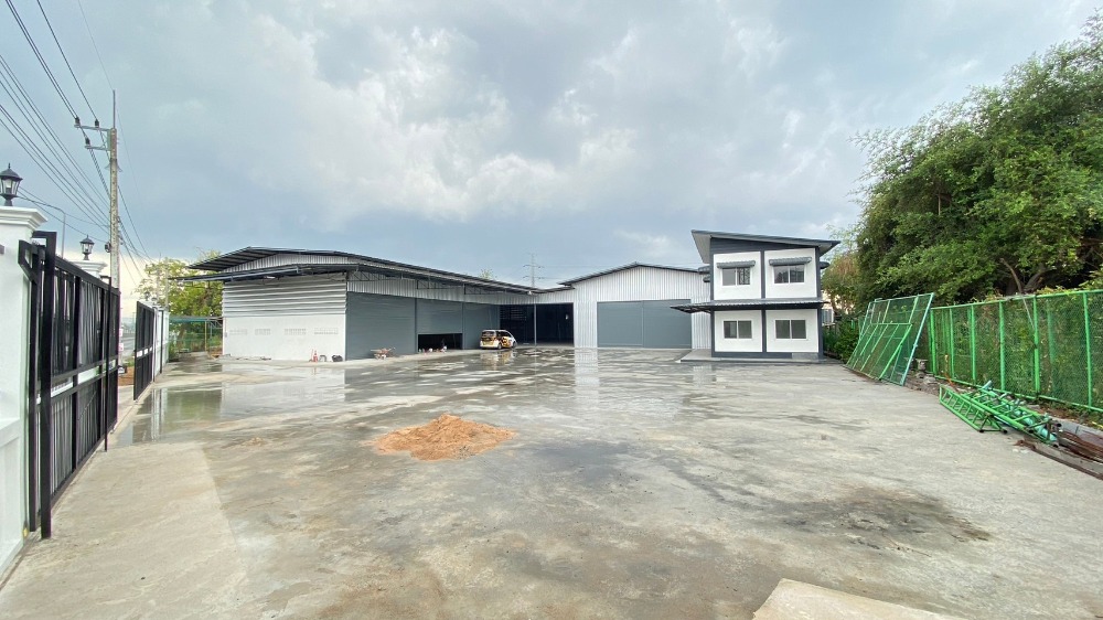 For RentWarehouseSriracha Laem Chabang Ban Bueng : The owner posted it himself, warehouse with office for rent, Sriracha District, next to Motorway 7 parallel road (inbound to Bangkok), 700 sq m.