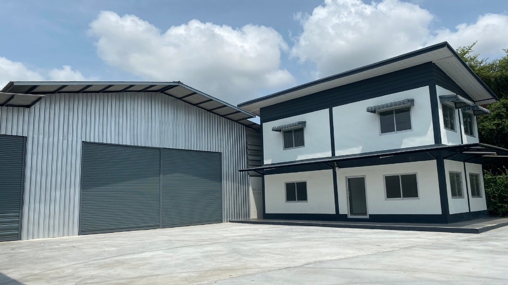 For RentWarehouseSriracha Laem Chabang Ban Bueng : The owner posted it himself, warehouse with office for rent, Sriracha District, next to Motorway 7 parallel road (inbound to Bangkok), 700 sq m.