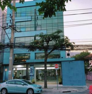 For RentRetailWongwianyai, Charoennakor : Business building for rent Along Charoen Nakhon Road, good location
