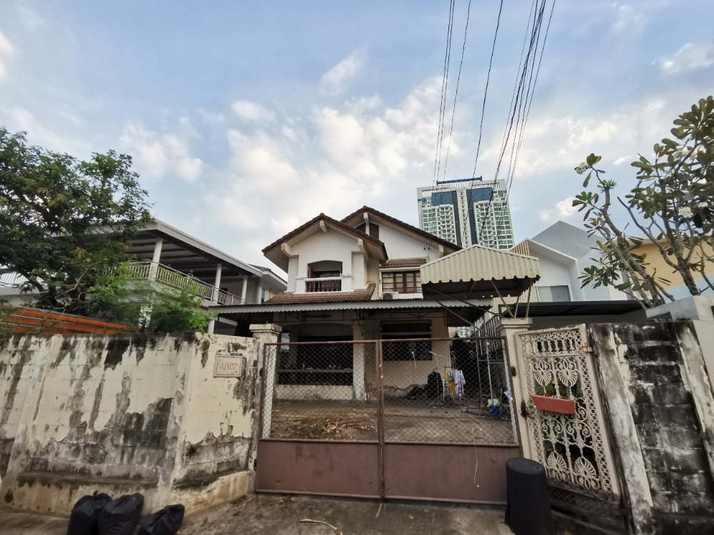 For SaleLandKasetsart, Ratchayothin : BB310 Land for sale with buildings, Phahon Yothin Soi 33, near BTS Ratchayothin, area 80 square meters.