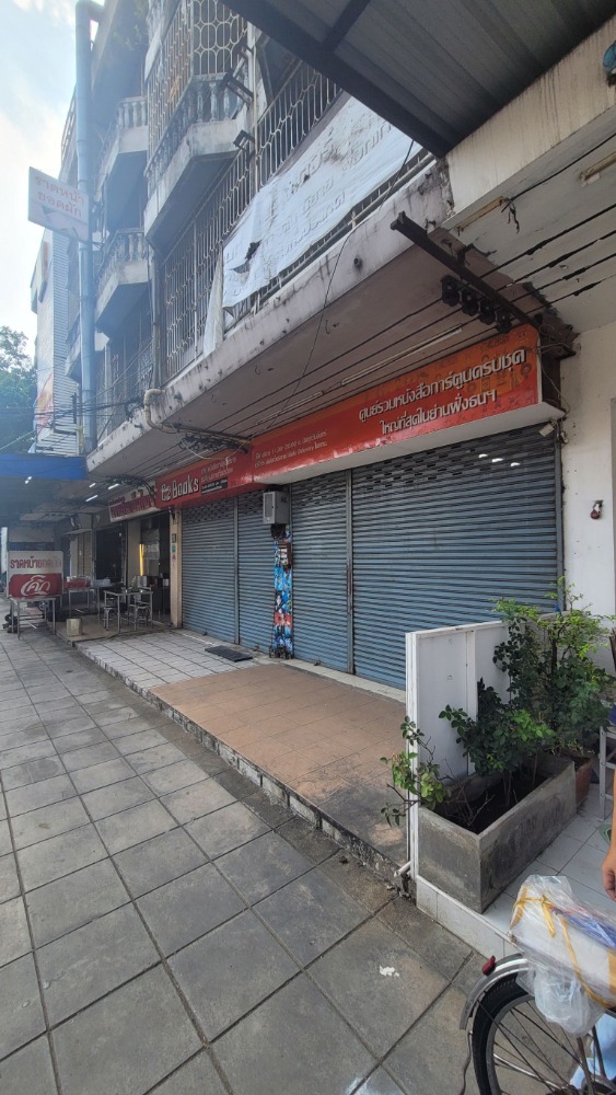 For RentShophouseWongwianyai, Charoennakor : Commercial building, two units, near Somdej Phra Pinklao Hospital, Taksin Road, Samre.