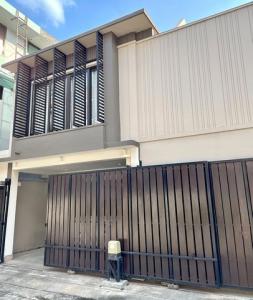 For SaleTownhouseOnnut, Udomsuk : Townhome for sale, 2.5 floors, 39 sq m, corner house, Sukhumvit 71, Pridi 42 area, near Khlong Tan intersection, BTS Phra Khanong, ARL Ramkhamhaeng, house width 8.3 meters, sold with furniture and most electrical appliances. Travel to Ekkamai Thonglor in 