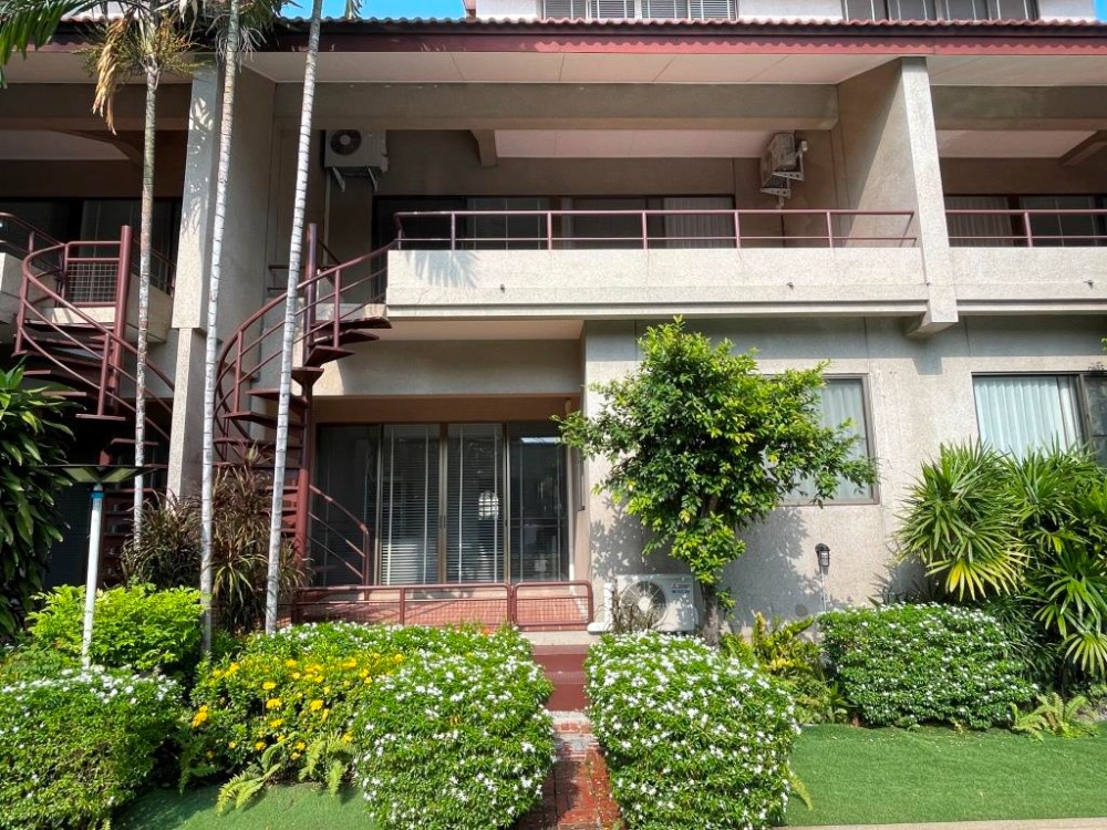 For RentTownhouseAri,Anusaowaree : Townhouse for rent, renovated, new air conditioning, small pets friendly 4 floors, approx 350 sq m., 3 bedrooms, 4 bathrooms, common swimming pool, not far from BTS Ari.