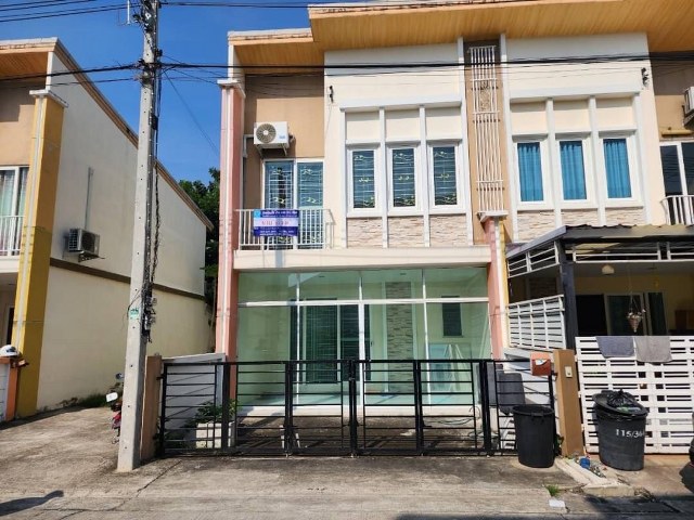 For SaleTownhouseMahachai Samut Sakhon : House for sale, Golden Town Rama 2, area 21.9 sq m. The project is on Soi Wat Phanthai Norasing. The entrance to the alley will be Rama 2 Road, which is the main road, allowing many routes to travel. Mueang Samut Sakhon Samut Sakhon Province