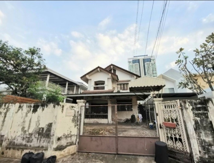 For SaleLandKasetsart, Ratchayothin : WW201 Land for sale with buildings, Soi Phahonyothin 33, not deep into the alley. Just 500 meters from the entrance of the alley #near BTS Ratchayothin