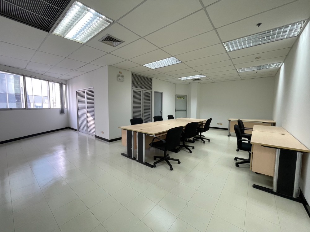 For RentOfficeLadprao, Central Ladprao : 📣Office space for rent, free office furniture, size 67 square meters, next to BTS Mo Chit, MRT Chatuchak, convenient at Soi Lalai Sap.