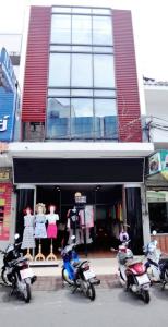 For SaleShophouseHatyai Songkhla : 2 and a half story commercial building for sale, Hat Yai, Songkhla Province, location in the heart of the city. Suitable for doing business, code H8012
