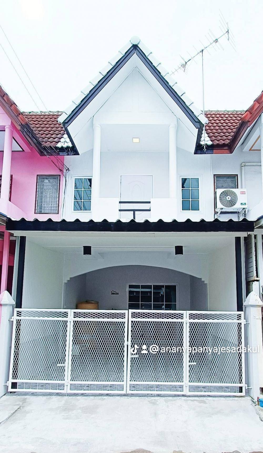 For SaleTownhouseVipawadee, Don Mueang, Lak Si : Reservation missed!!! Natthakarn Village, good location, beautiful house, zone or road: Sai Mai, Phahonyothin 52, 2.99 million. House number: 166/334 Soi 83, bedrooms, 2 bathrooms, 1 wide kitchen, with zone outside the kitchen, another living room, usable