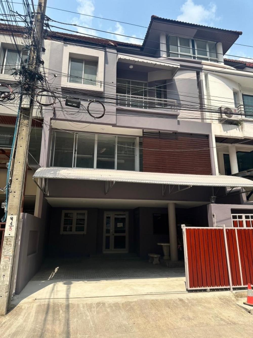 For RentTownhouseLadprao, Central Ladprao : Home office for rent, 4 floors, 26 sq m (townhouse), newly renovated, 3 bedrooms, 6 bathrooms, 2 offices, newly painted. Laying new tiles Beautiful and modern Ready to move in on Lat Phrao Road 80.