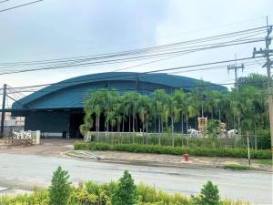 For RentWarehouseSriracha Laem Chabang Ban Bueng : Warehouse for rent in Laem Chabang Industrial Estate, Freezone1 area, area 9,000 sq m with office building. Laem Chabang Industrial Estate The warehouse is in Laem Chabang Industrial Estate, Freezone1 area in the export zone.
