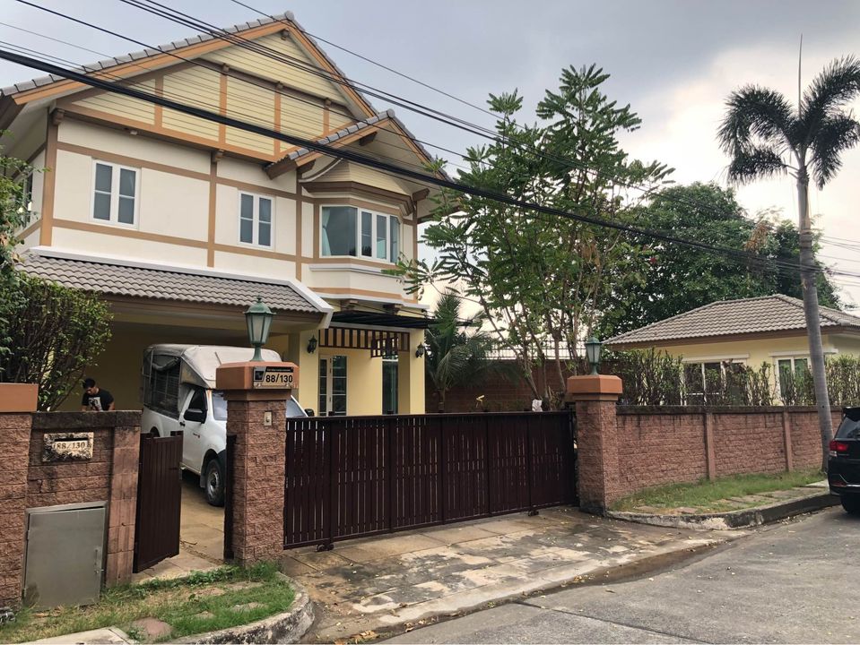 For RentHouseChaengwatana, Muangthong : Single house 84 sq.wa. 3 bedrooms, 4 bathrooms, with separate guest house, Chaiyaphruek Road.